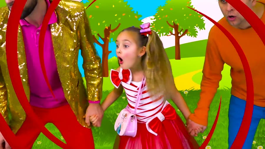 اسباب بازی ها و خانواده مهربان - لباس های جدید پرنسس ساشا در مهمانی پونی ها